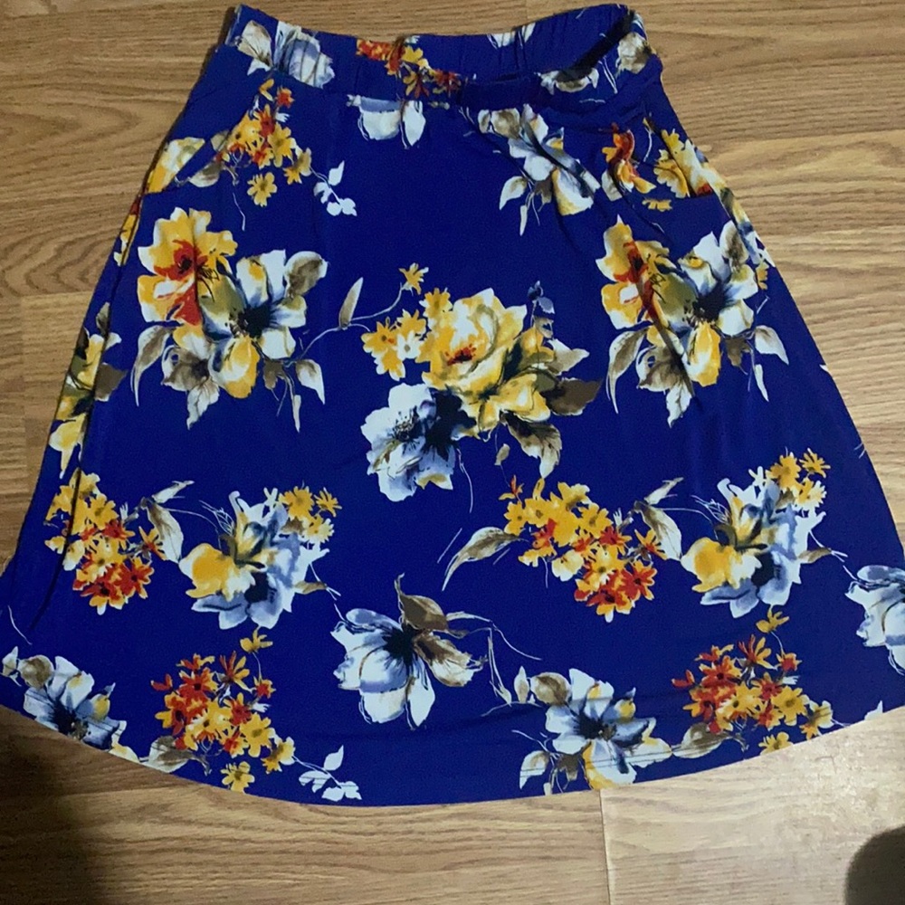 GILLI Skirt Size Medium With Pockets